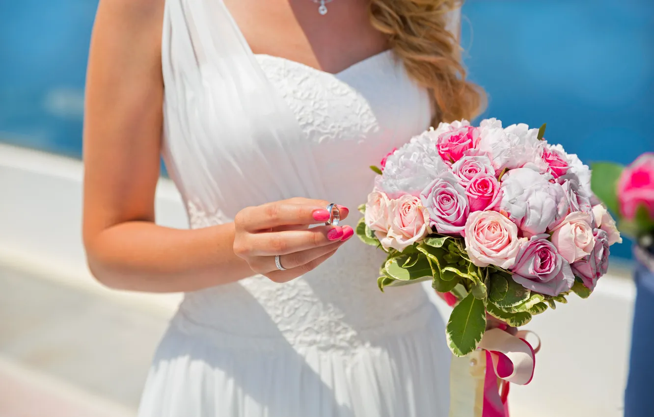 Фото обои девушка, солнце, цветы, розы, букет, платье, кольцо, невеста