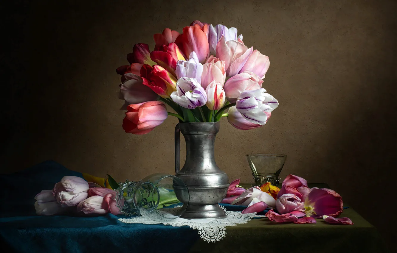 Фото обои цветы, бокал, тюльпаны, кувшин, салфетка