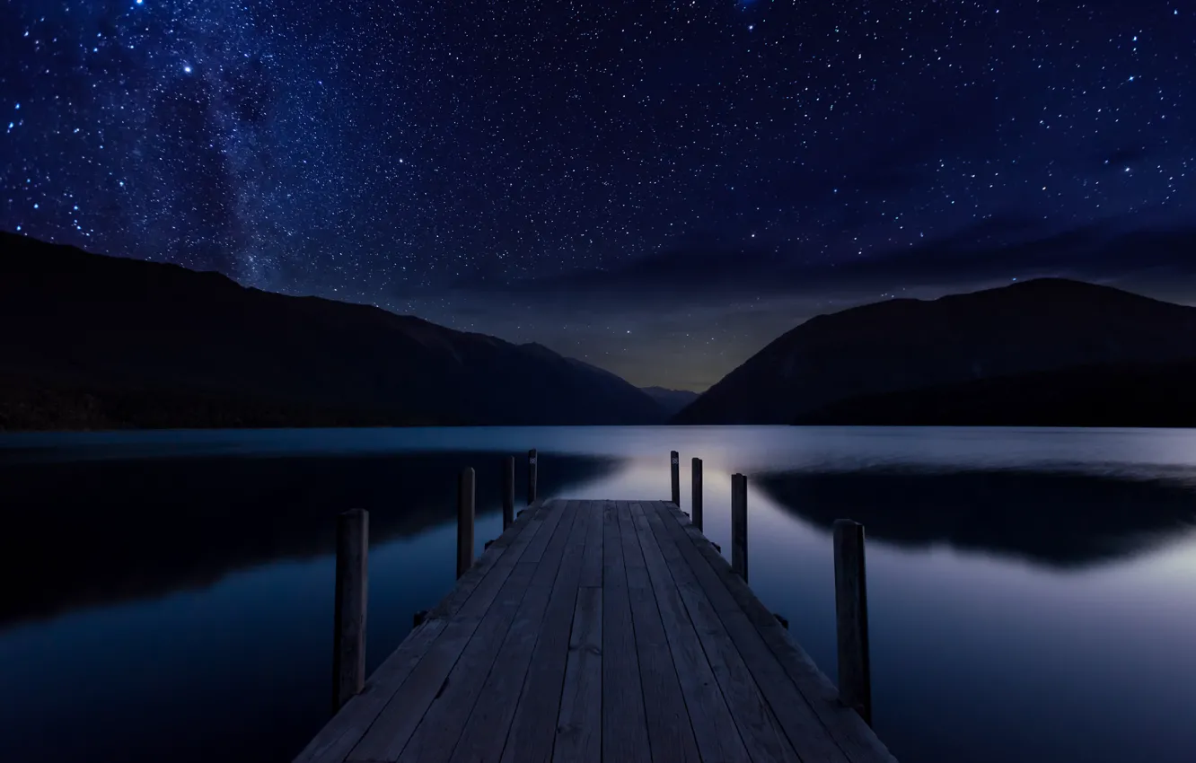 Фото обои небо, звезды, ночь, озеро, пристань