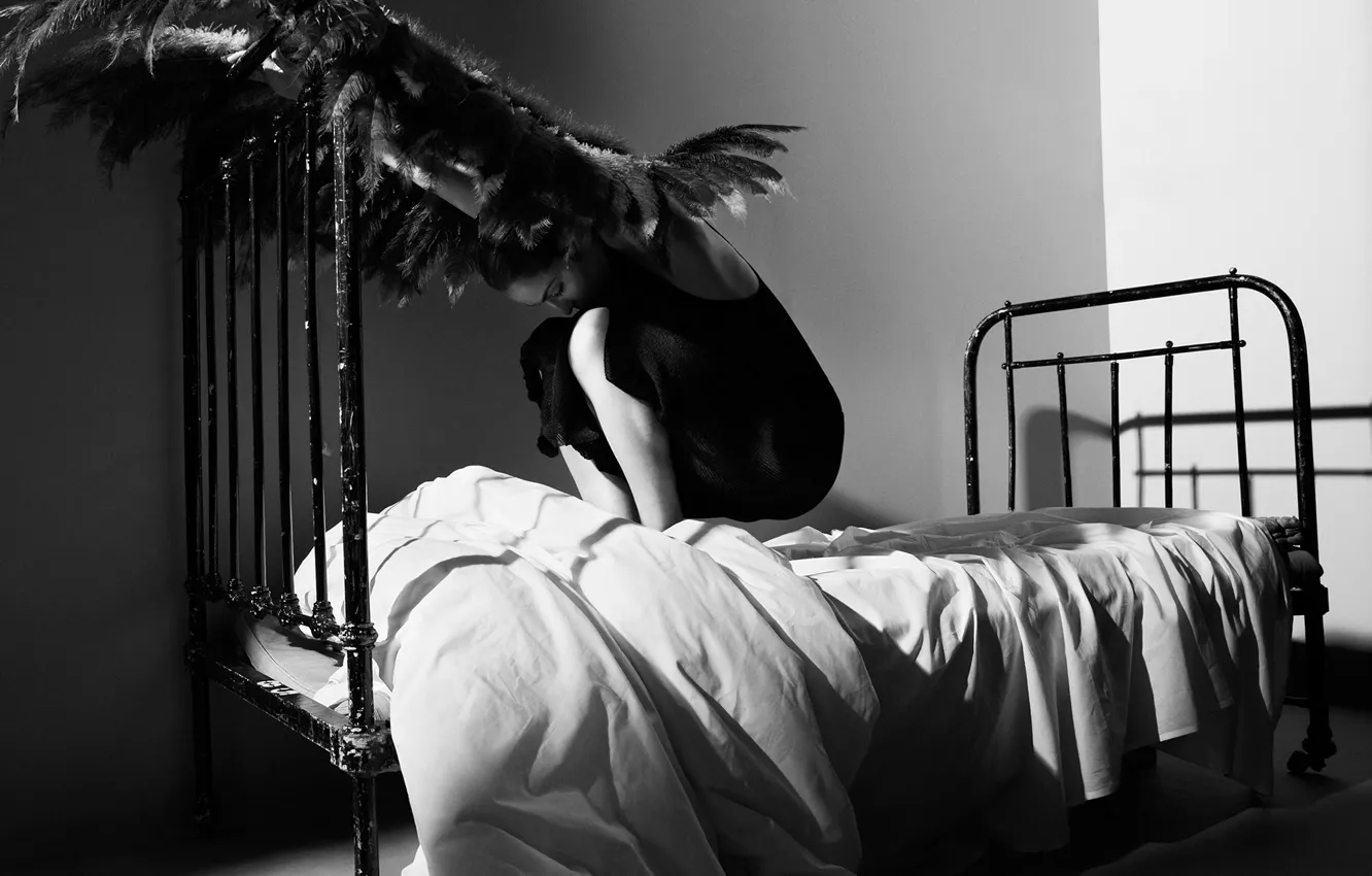 Фото обои поза, кровать, крылья, перья, актриса, фотограф, постель, черно-белое