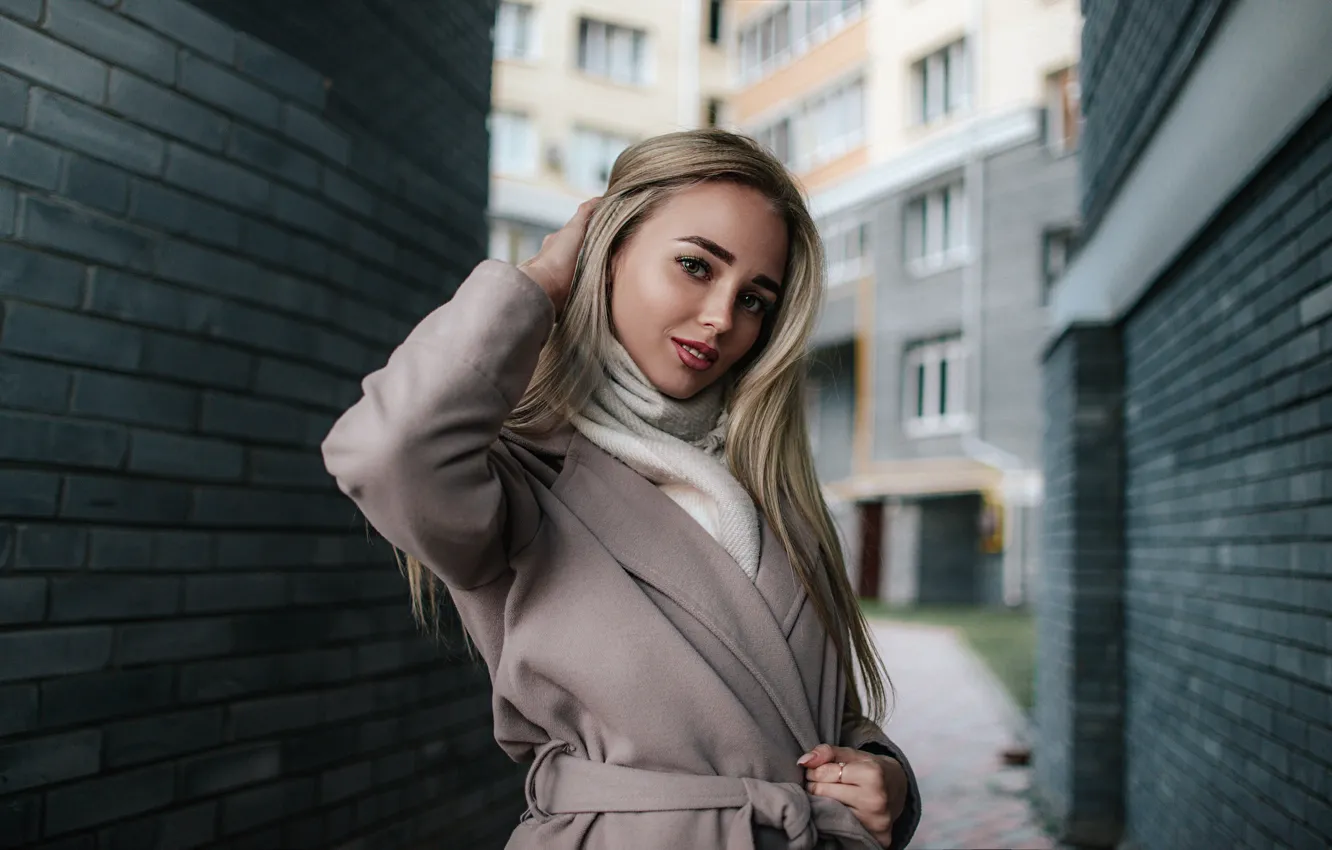 Фото обои Девушка, Взгляд, Улыбка, двор, блондинка, пальто, Саша Руских