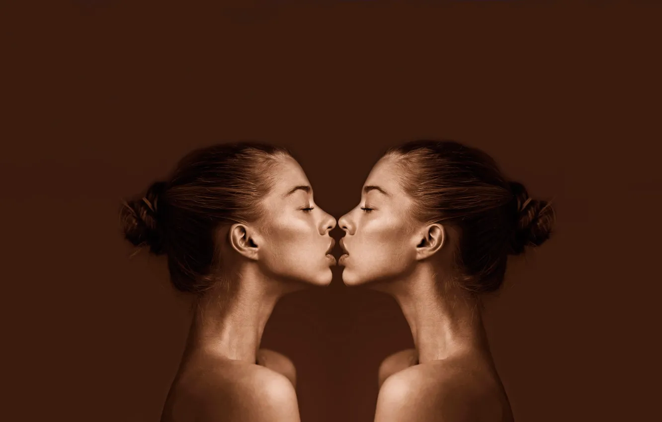 Фото обои девушка, отражение, поцелуй, K I S S