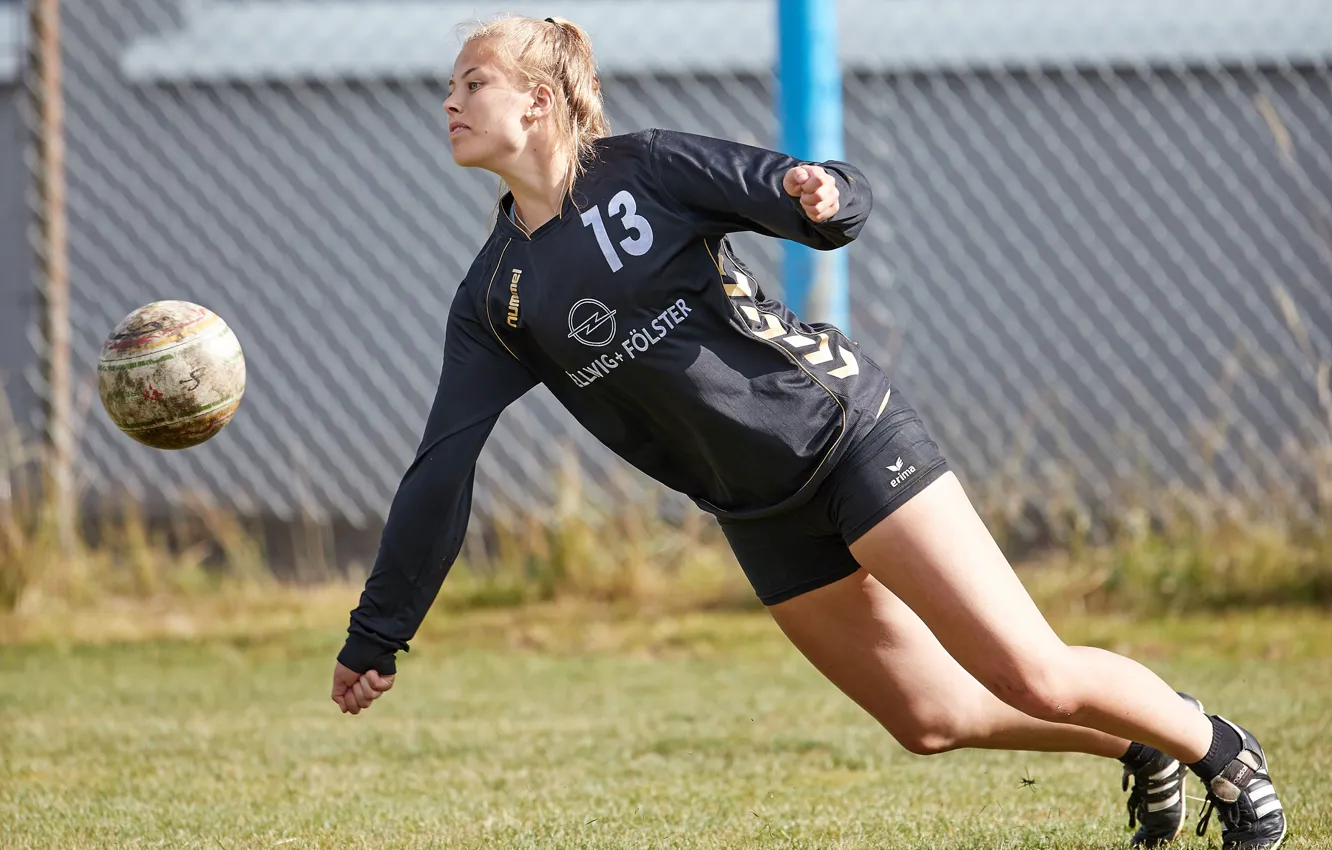 Фото обои трава, девушка, солнце, газон, футбол, игра, шорты, мяч