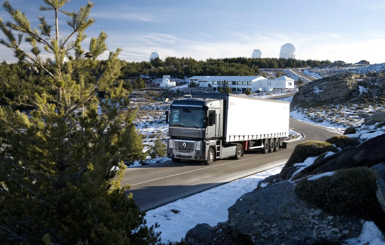 Фото обои дорога, небо, снег, деревья, чёрный, растительность, грузовик, Renault