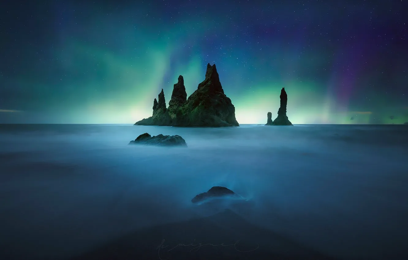 Фото обои море, небо, вода, звезды, ночь, скалы, северное сияние, выдержка