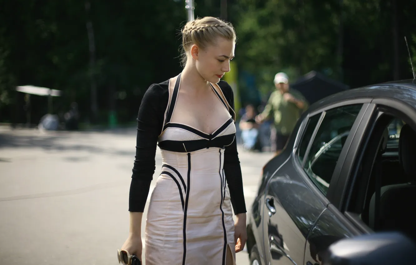 Фото обои машина, авто, взгляд, поза, улица, макияж, фигура, профиль