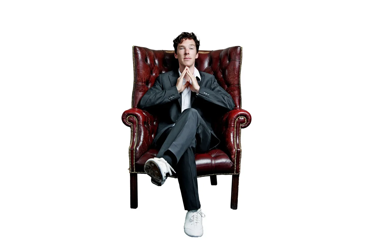 Фото обои стиль, кресло, белый фон, сидит, Бенедикт Камбербэтч, Benedict Cumberbatch, британский актер