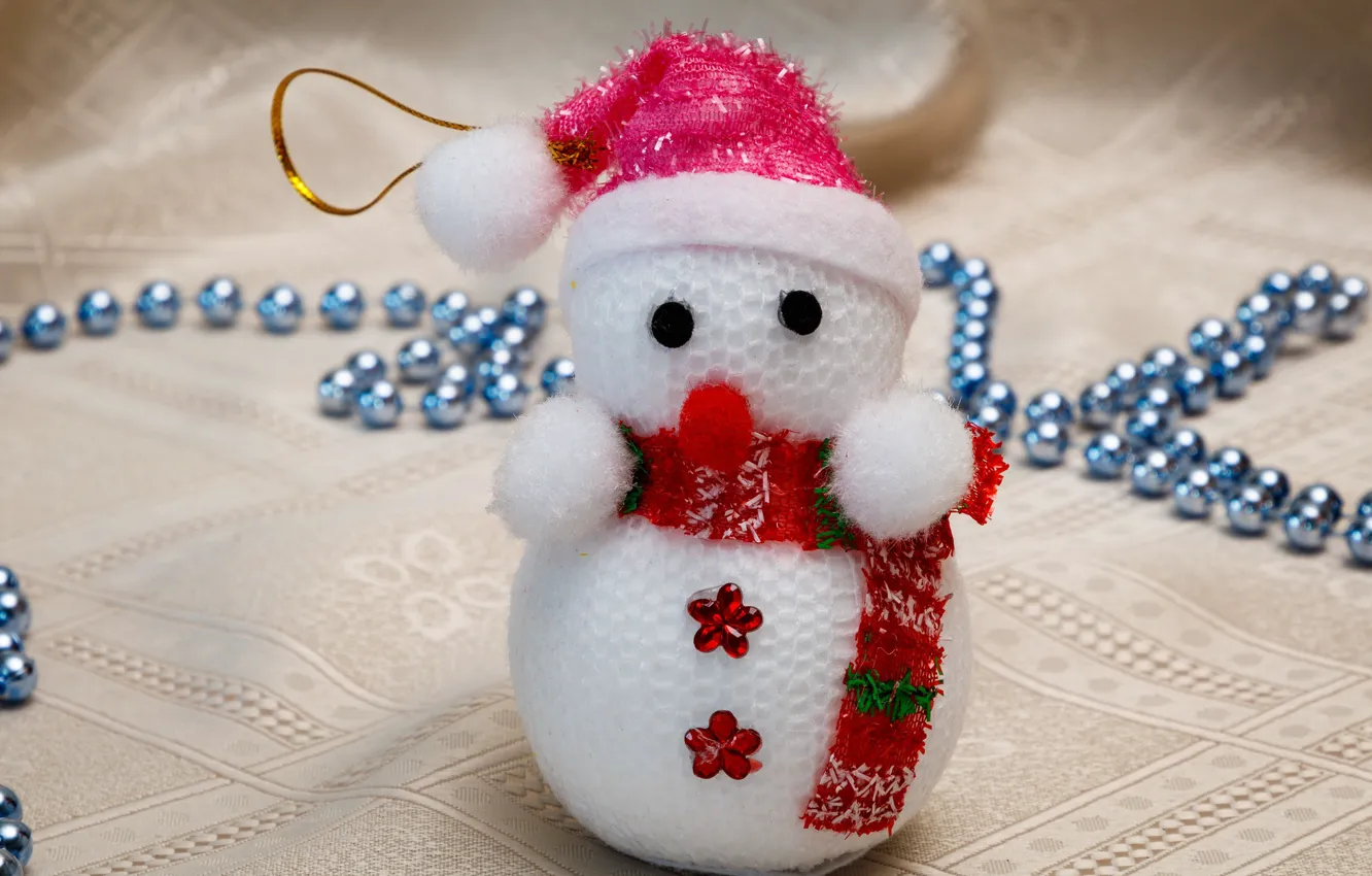 Фото обои праздник, игрушка, Рождество, Новый год, ткань, бусы, снеговик, фигурка
