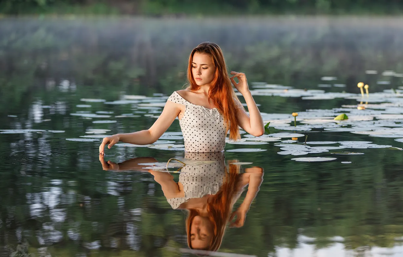 Фото обои вода, девушка, природа, отражение, декольте, рыжая, плечи, Сергей Сергеев