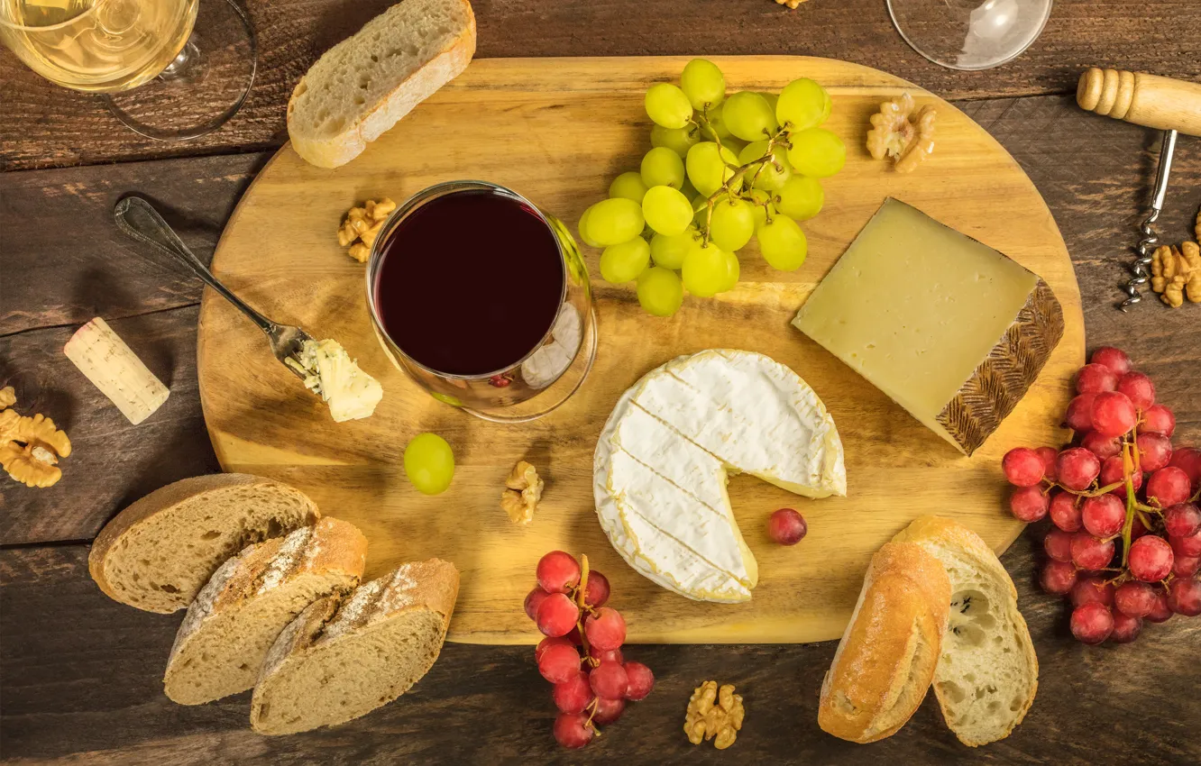 Фото обои стол, вино, сыр, орех, бокалы, хлеб, виноград, пробка