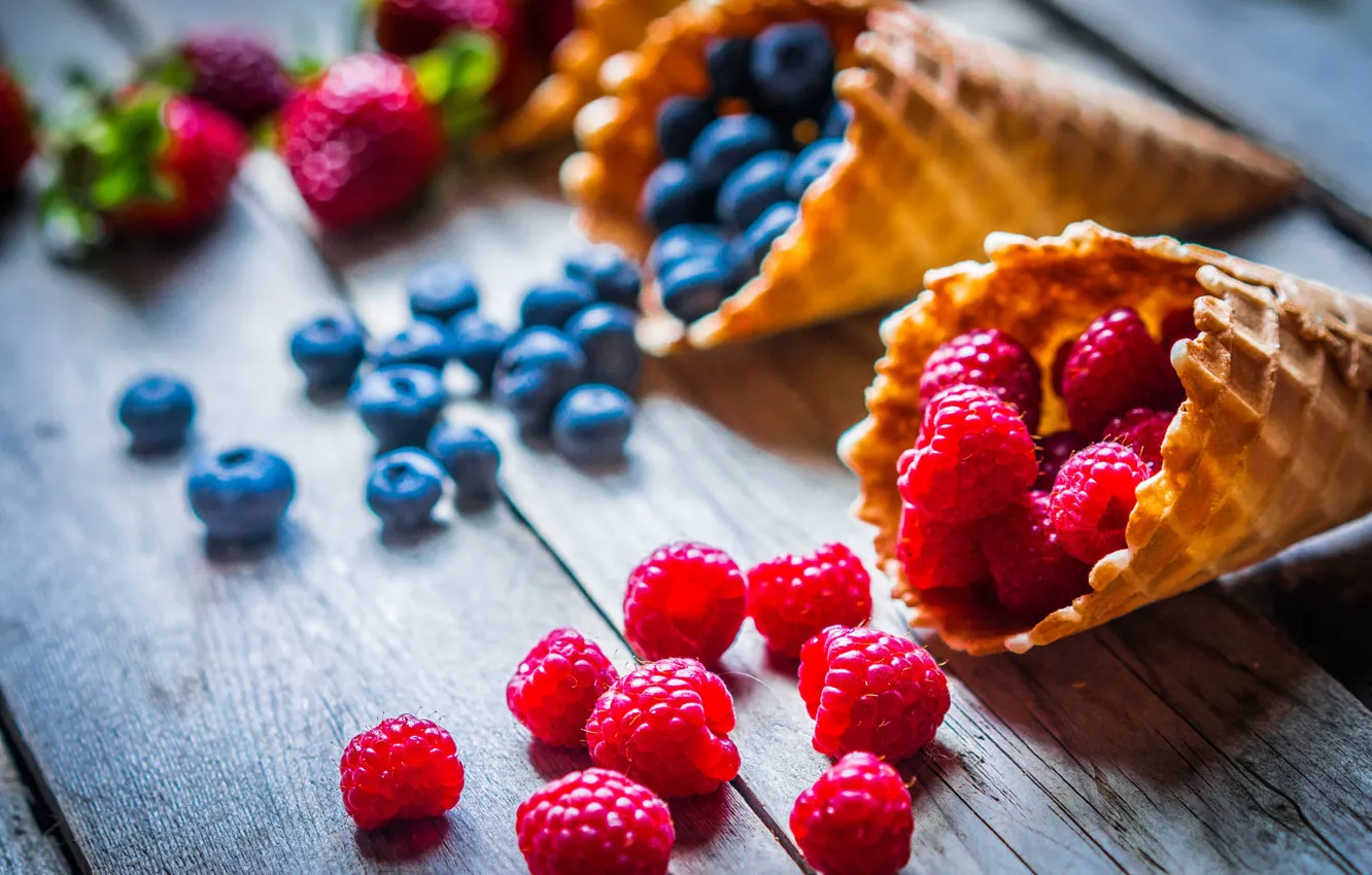 Фото обои ягоды, малина, доски, клубника, десерт, рожки, голубика