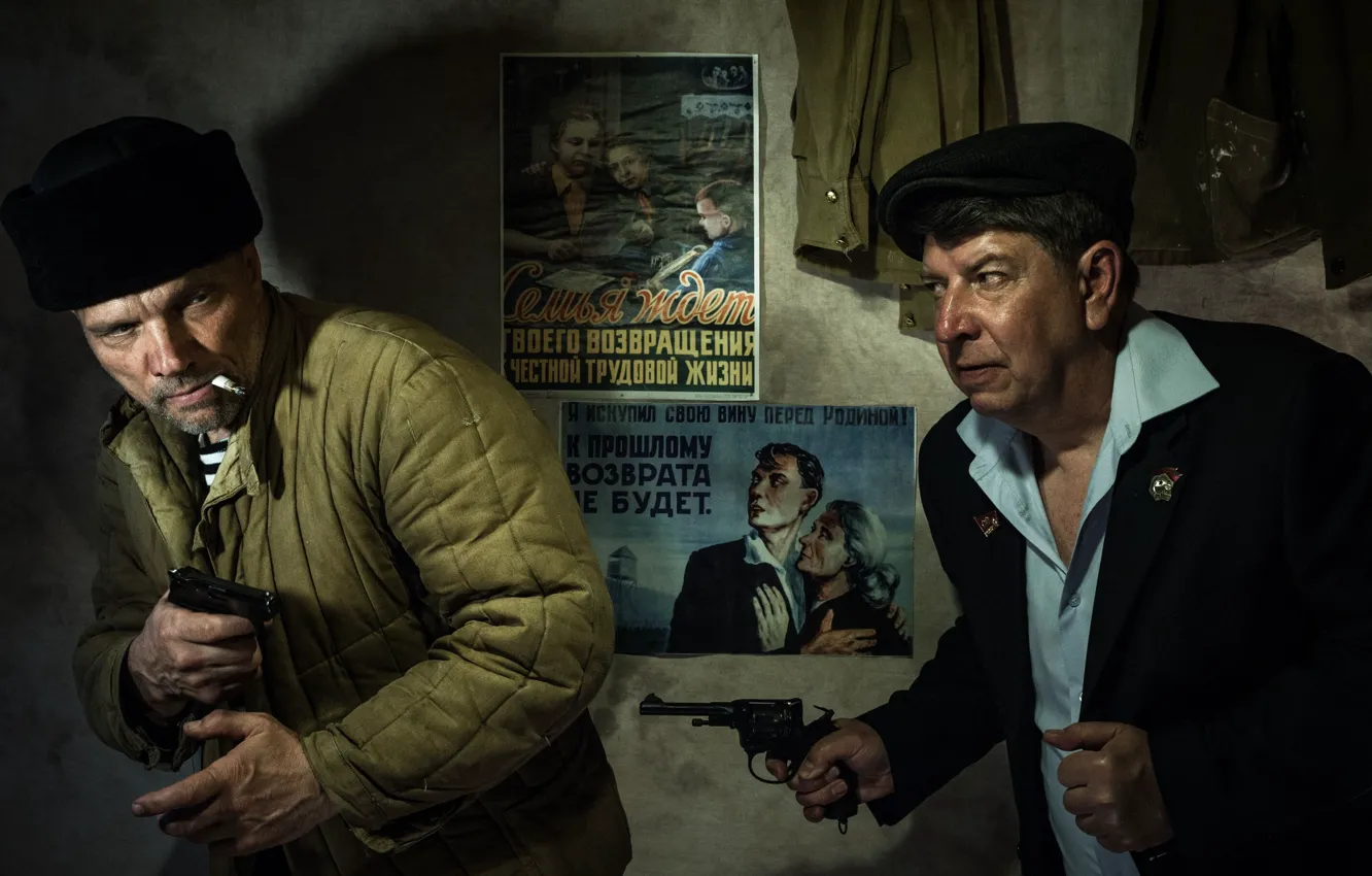 Фото обои СССР, Двое, Мужчины, Револьвер, Виктор Черкасов, Раз пошли на дело