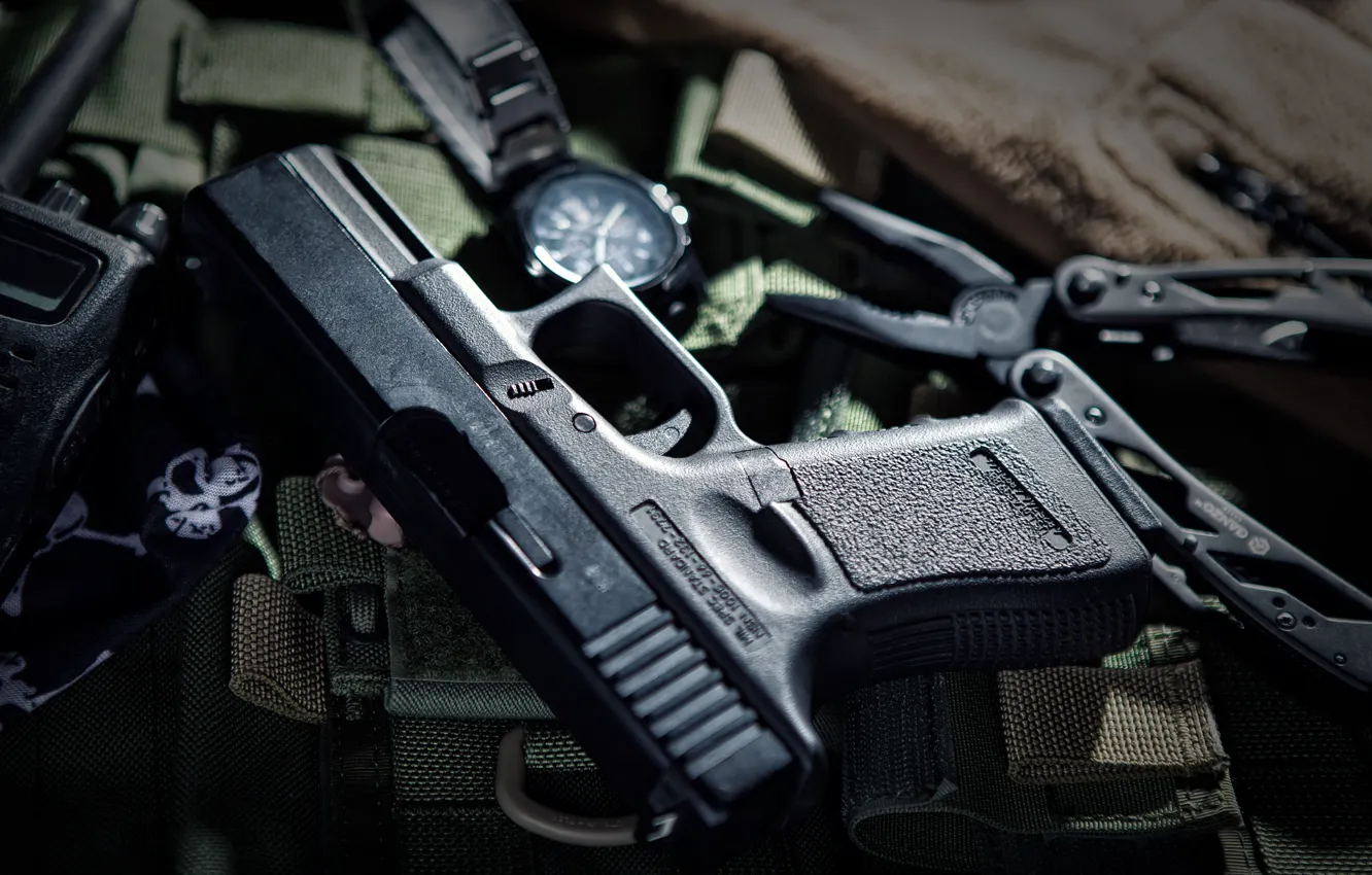 Фото обои пистолет, часы, размытость, камуфляж, Glock, снаряжение, амуниция, боке