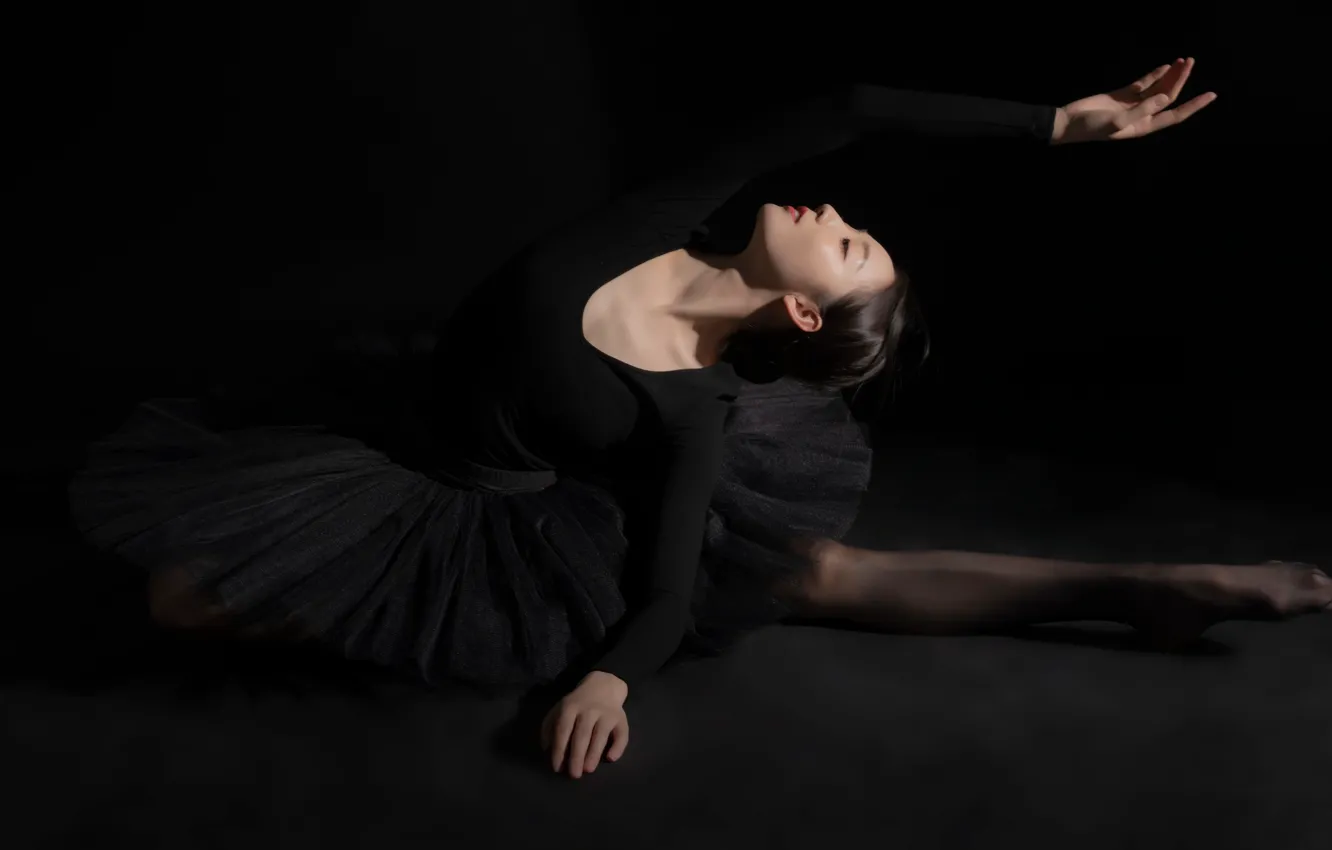 Фото обои грация, азиатка, балет, grace, asian, закрытые глаза, dark background, изгиб тела