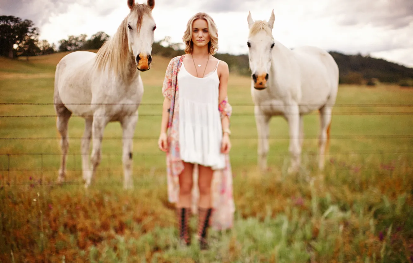 Фото обои поле, девушка, облака, волосы, забор, платье, лошади, ферма