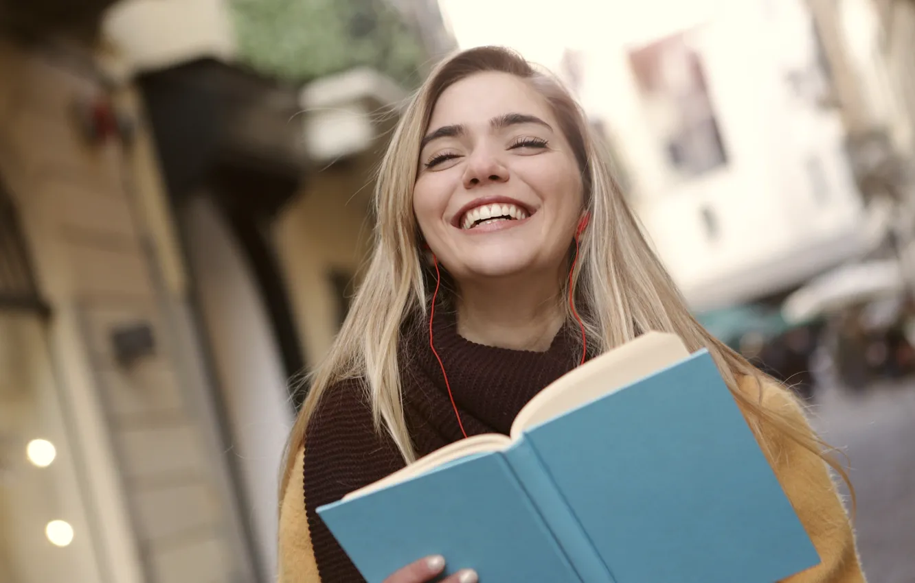Фото обои улыбка, дома, смех, блондинка, книга, красотка, хорошее настроение, smile