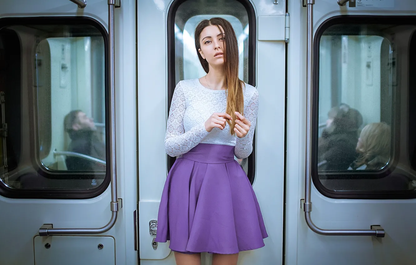 Фото обои взгляд, метро, модель, юбка, портрет, макияж, фигура, вагон