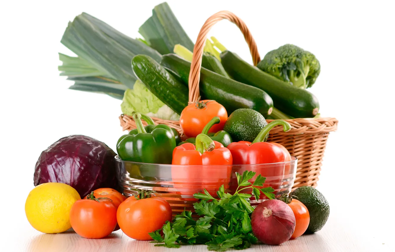 Фото обои зелень, лимон, корзина, лук, белый фон, перец, овощи, помидоры