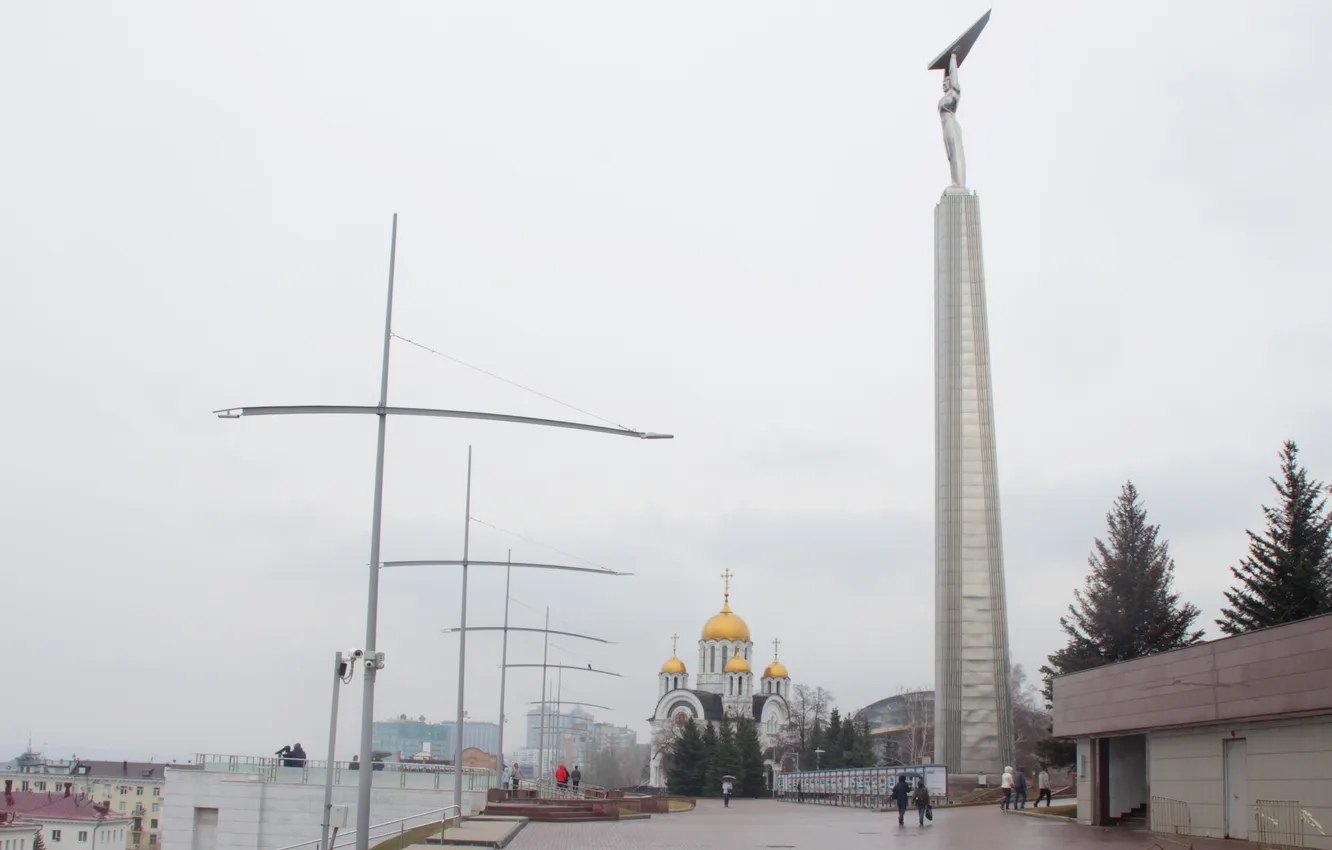 Фото обои небо, деревья, люди, дождь, пасмурно, здание, весна, Россия