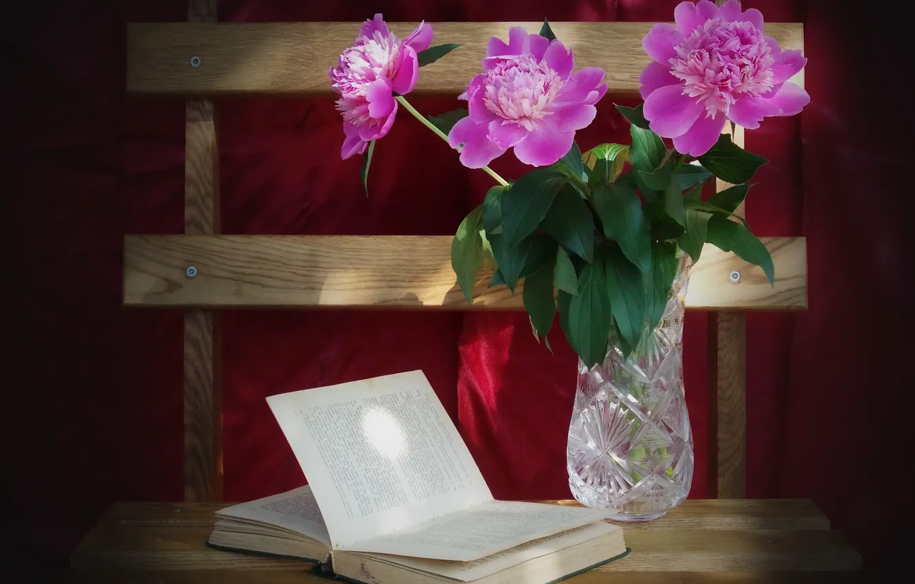 Фото обои шелк, хрусталь, книга, ваза, розовые, пионы, красный цвет