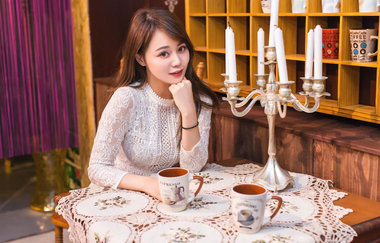 Фото обои взгляд, девушка, стол, свечи, кружки, азиатка, милашка