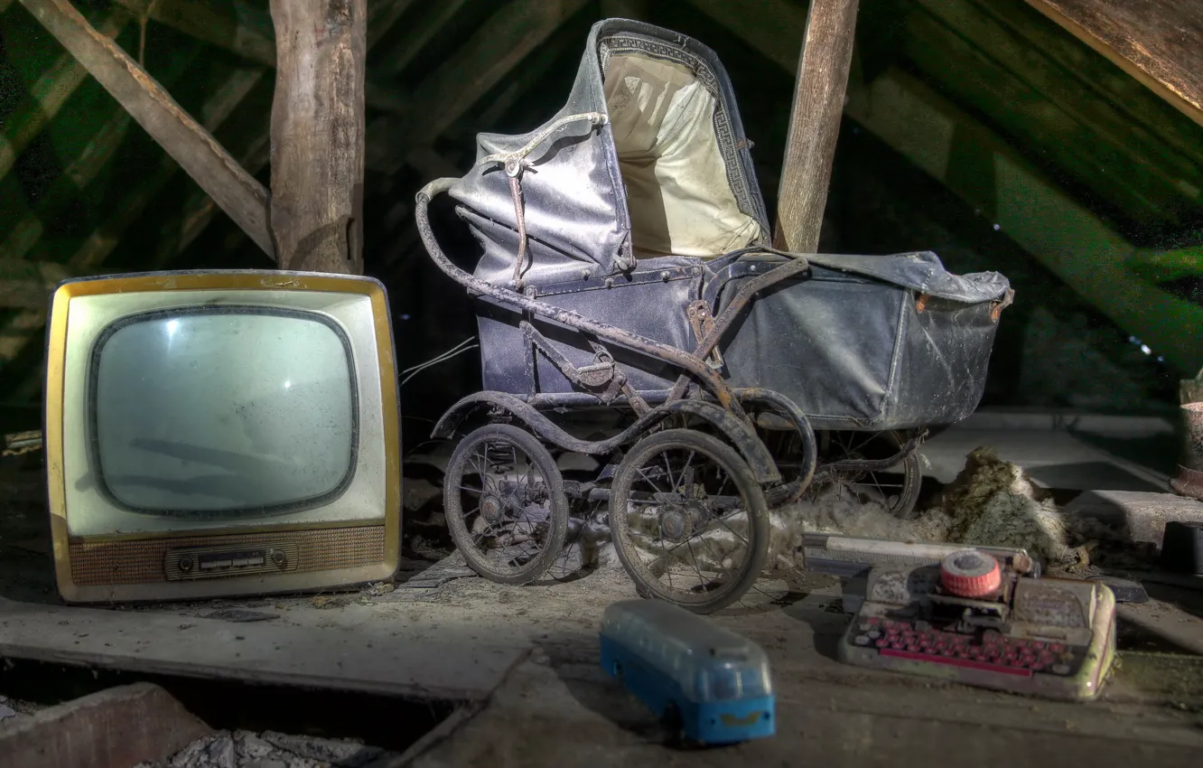 Фото обои фон, телевизор, коляска