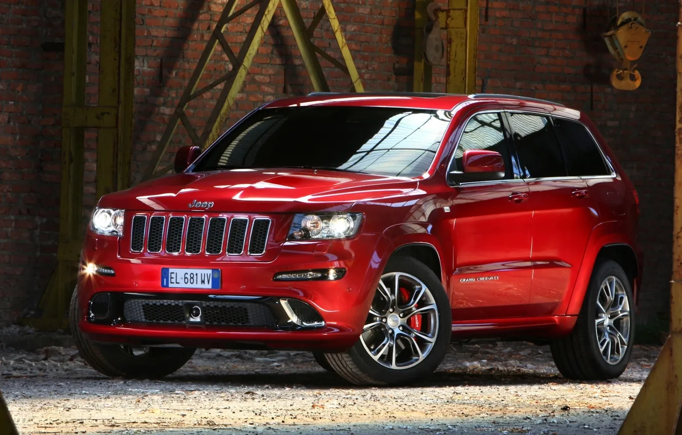 Фото обои красный, фон, стена, Джип, SRT8, кирпичи, передок, Jeep