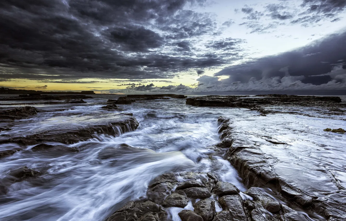 Фото обои море, закат, тучи, камни, берег, потоки