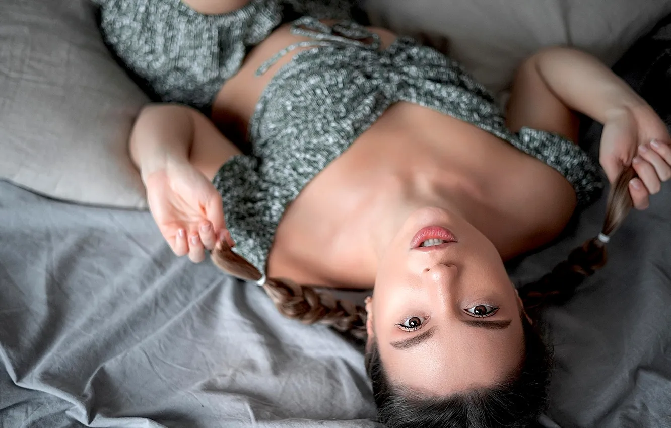 Фото обои girl, shorts, brown eyes, model, brunette, bed, top, braids
