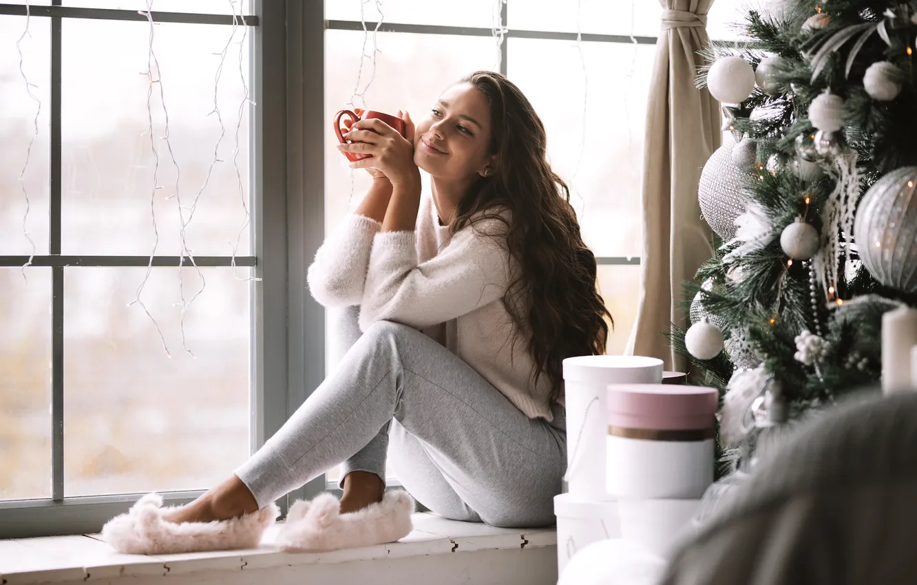 Фото обои girl, christmas, box, beautiful, cup, comfort, bed, drink