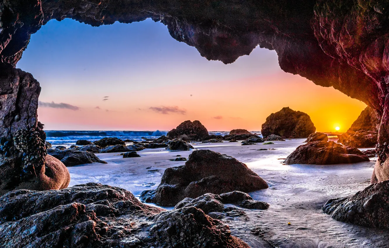 Фото обои волны, закат, камни, океан, скалы, берег, Калифорния, США
