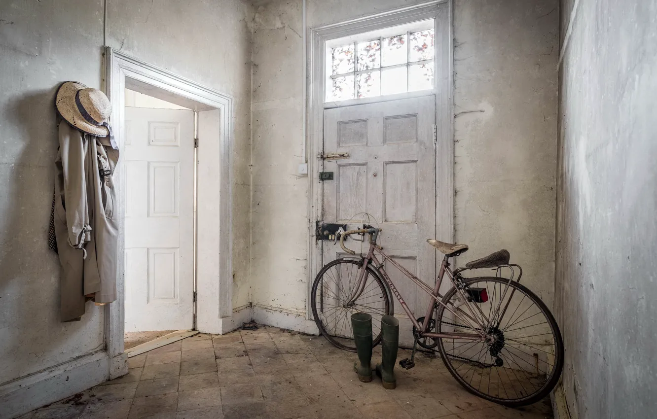 Фото обои велосипед, сапоги, дверь