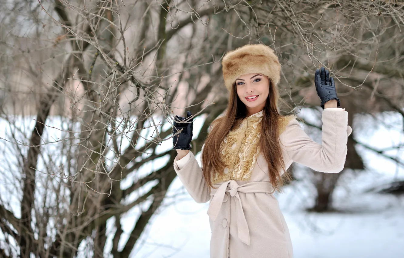Фото обои зима, девушка, снег, деревья, улыбка, настроение, перчатки, пальто