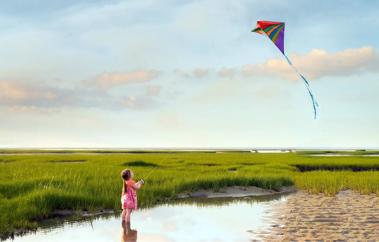 Фото обои море, лето, ветер, берег, девочка, Go fly a kite