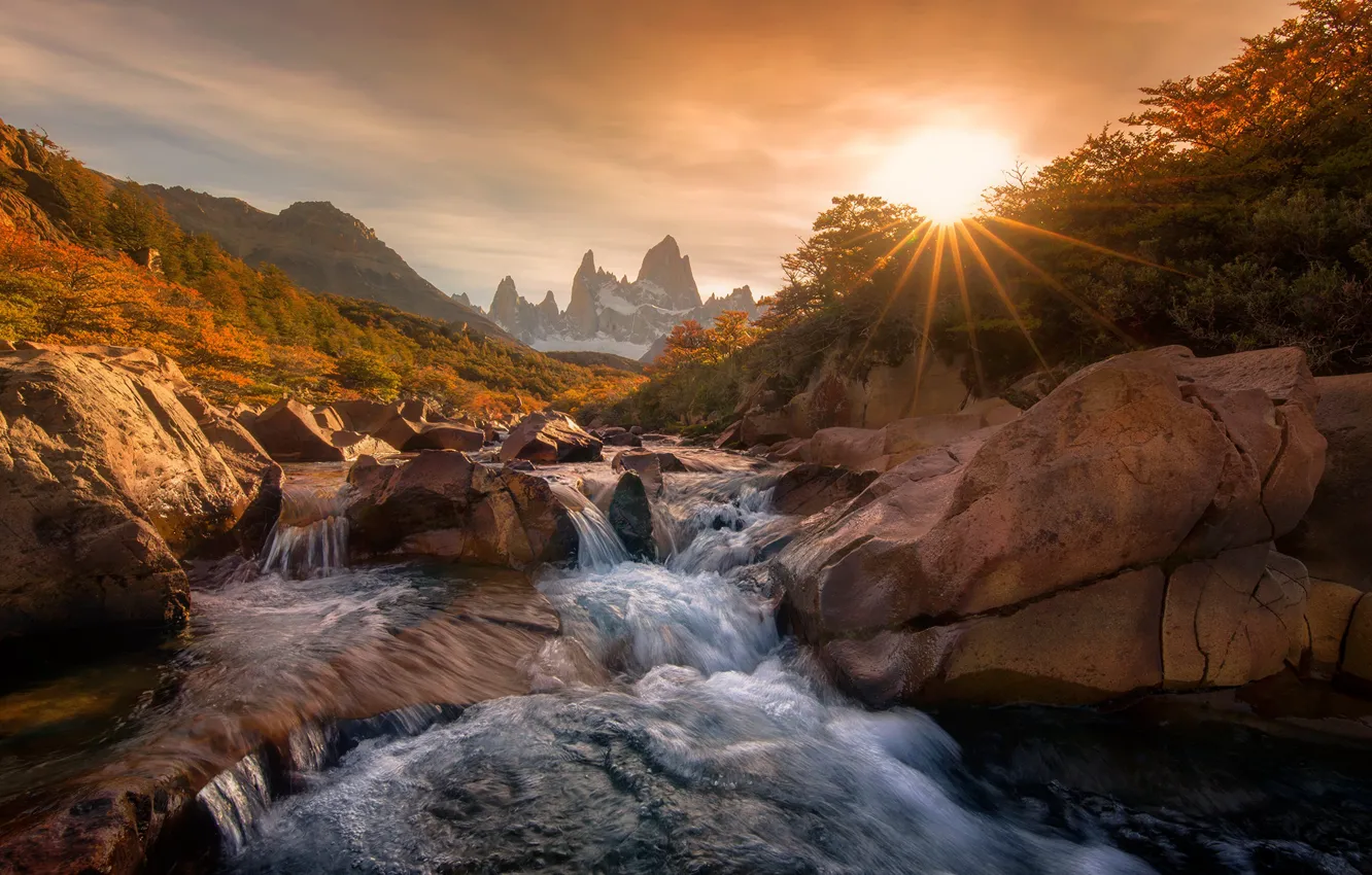 Фото обои солнце, лучи, горы, река, камни, рассвет, водопад