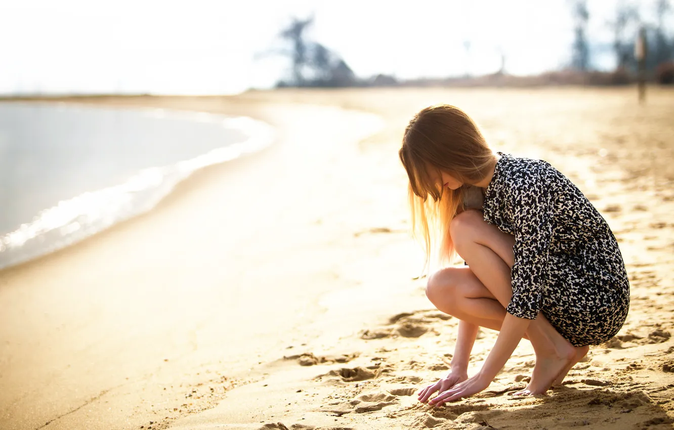 Фото обои песок, пляж, девушка, солнце, ножки