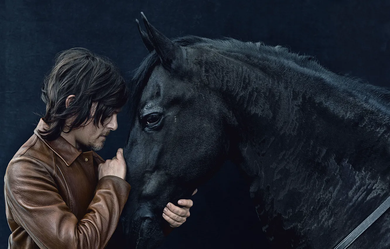 Фото обои фото, конь, лошадь, куртка, актер, черная, Norman Reedus, Норман Ридус