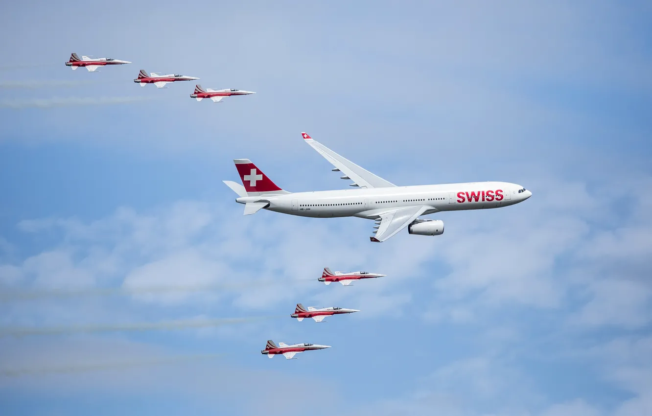Фото обои небо, облака, самолет, Швейцария, парад, аэробус, А350
