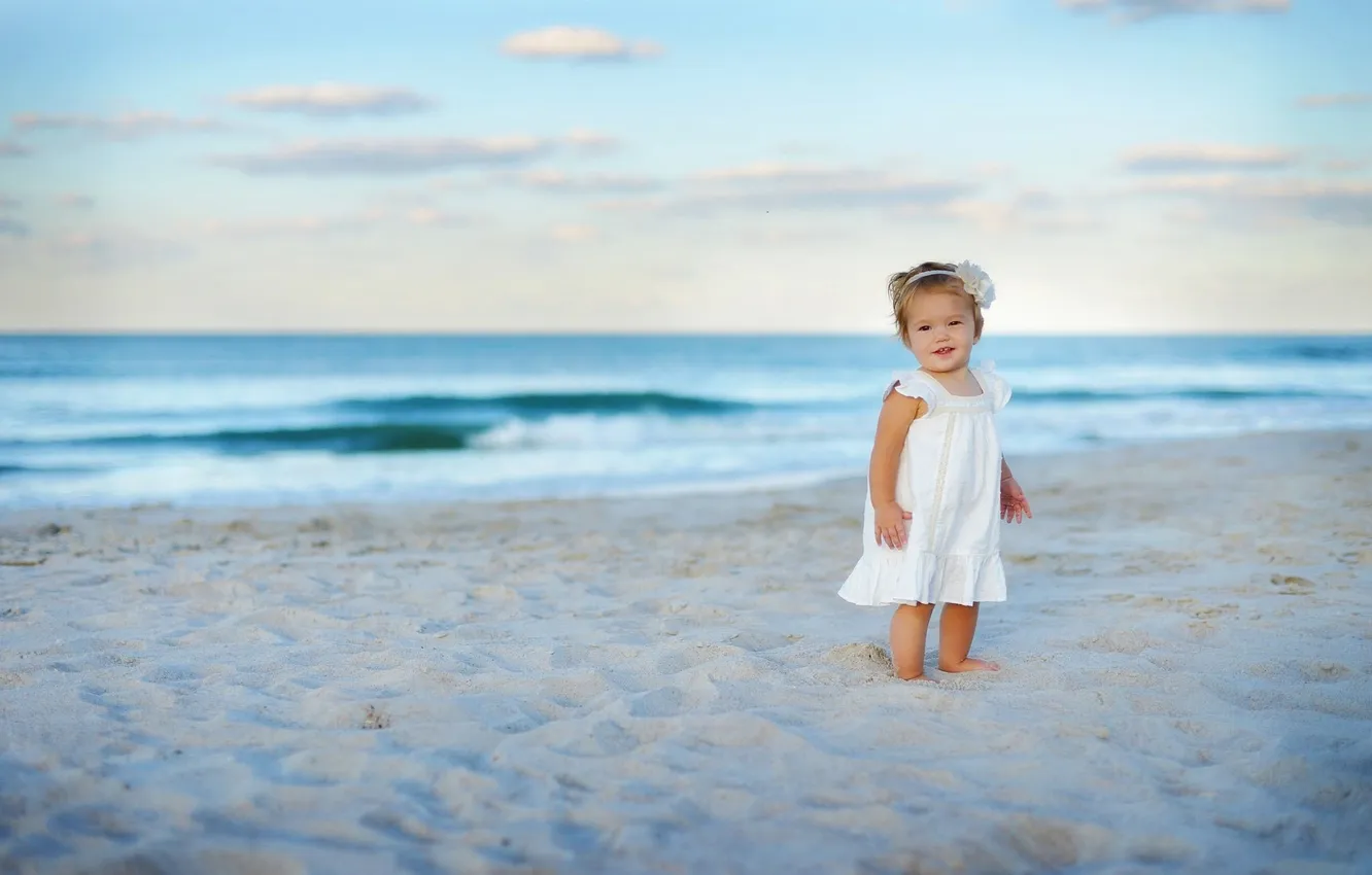 Фото обои песок, море, волны, пляж, цветок, небо, облака, платье