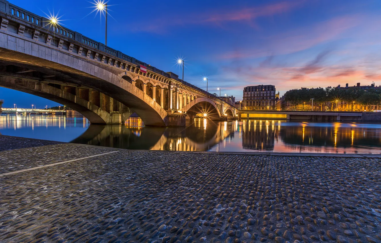 Фото обои закат, мост, река, Франция, дома, вечер, набережная, мостовая
