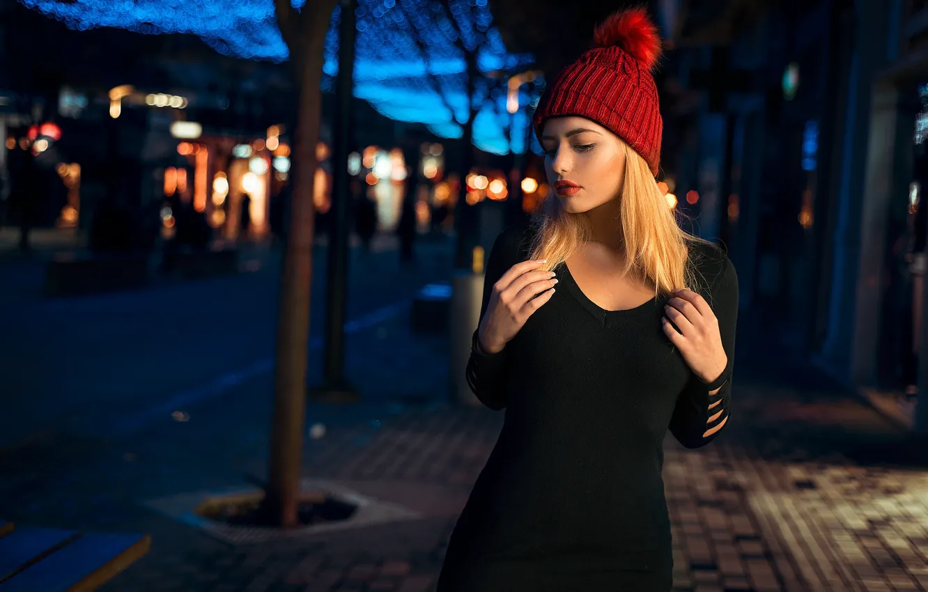 Фото обои дорога, девушка, ночь, огни, поза, улица, модель, шапка