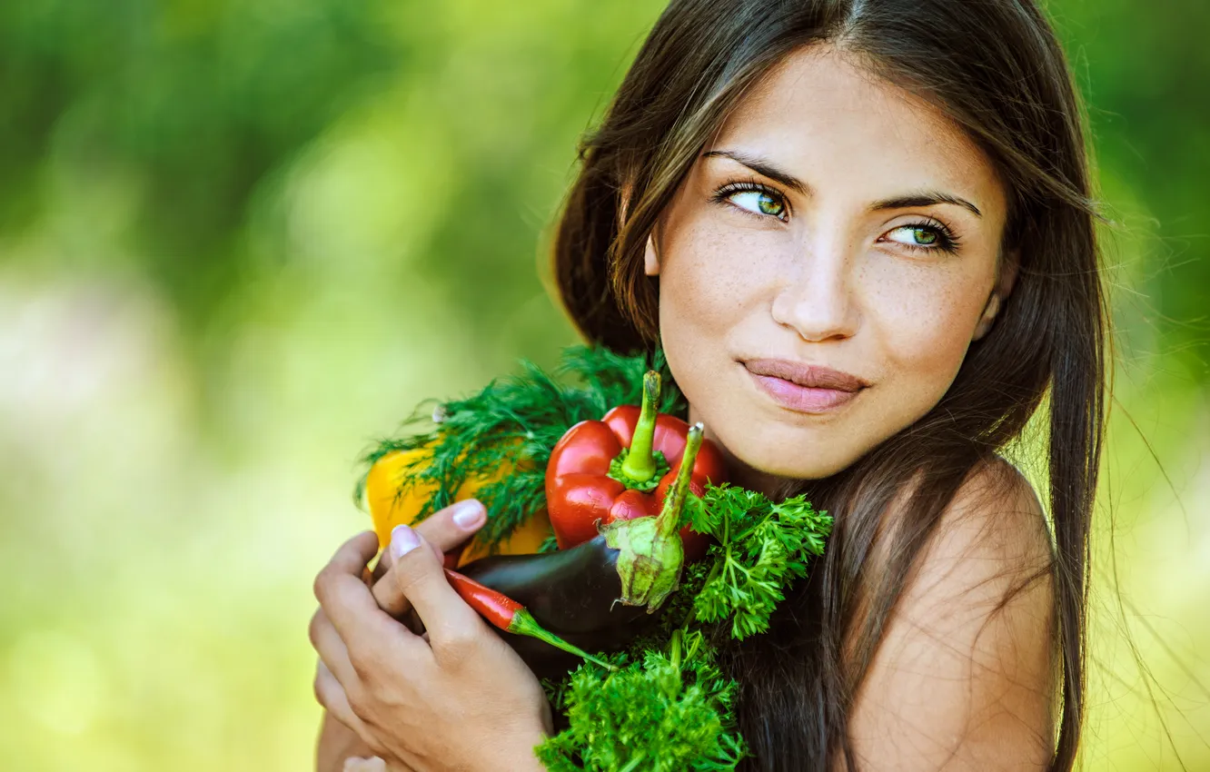 Фото обои зелень, взгляд, девушка, улыбка, баклажаны, шатенка, овощи, красный перец