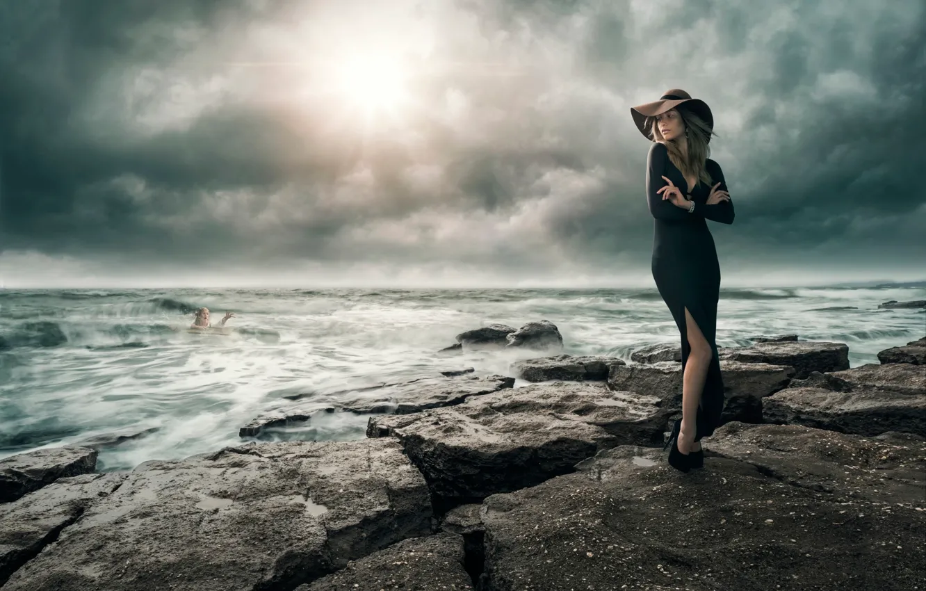 Фото обои море, девушка, шторм, на берегу, дело рук, Facing Adversity, утопающий, спасение утопающих