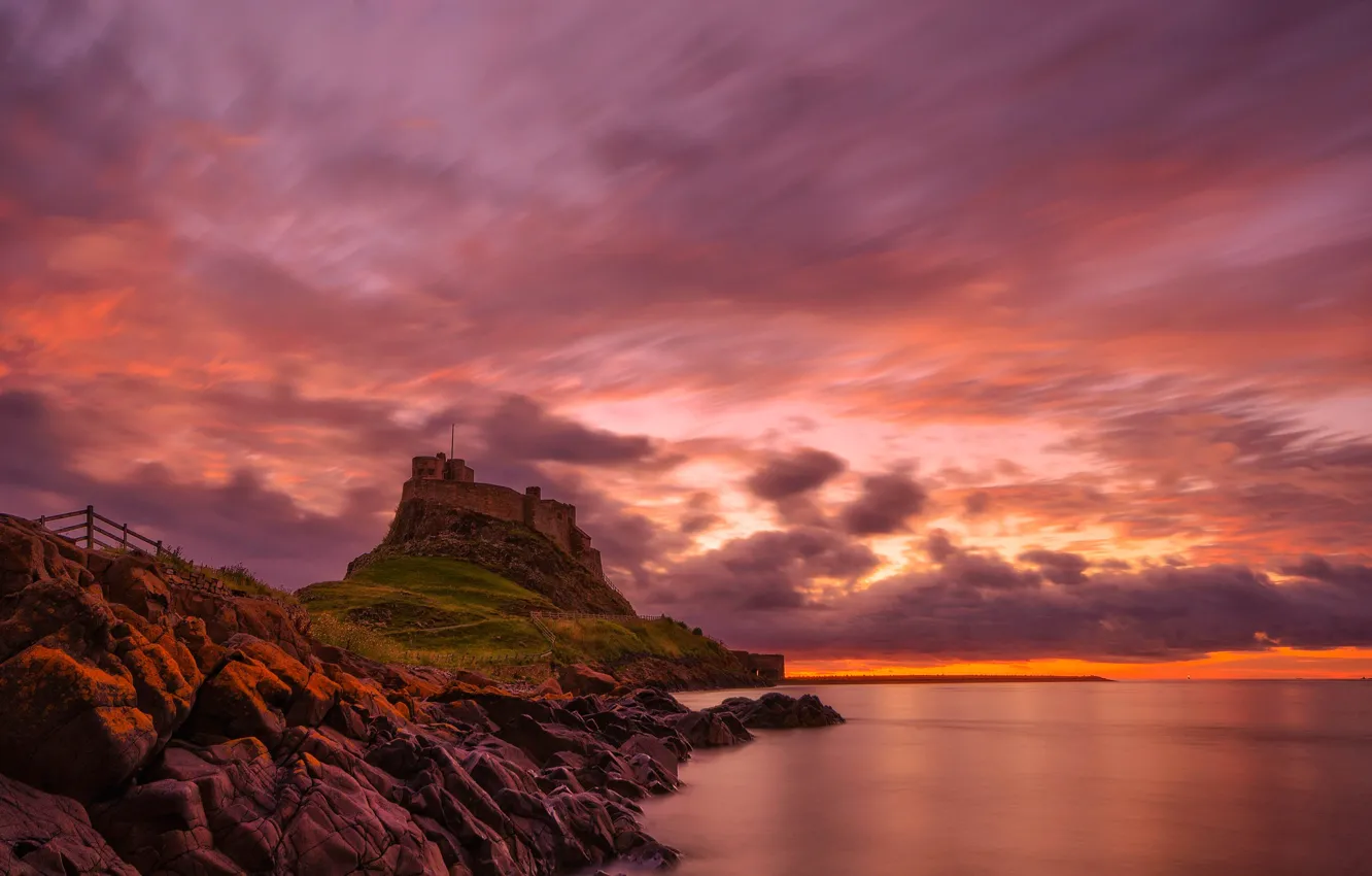 Фото обои облака, скала, камни, Англия, гора, зарево, Святой остров, Линдисфарн