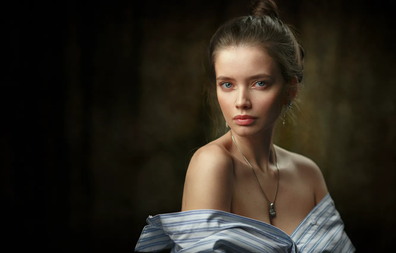 Фото обои девушка, макияж, кулон, блузка, шатенка, украшение, плечи, Черепко Павел