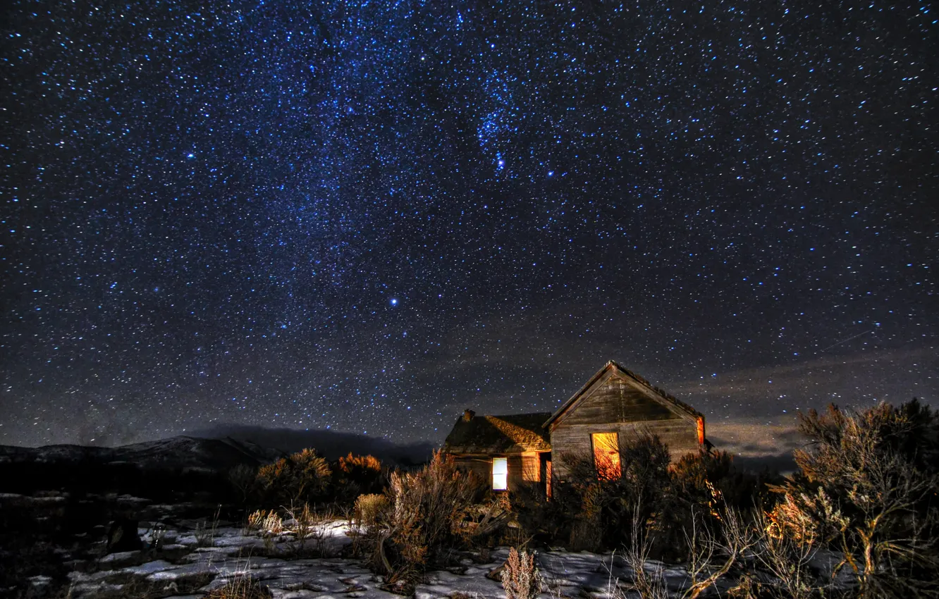 Фото обои космос, звезды, свет, снег, холмы, поля, окна, дома