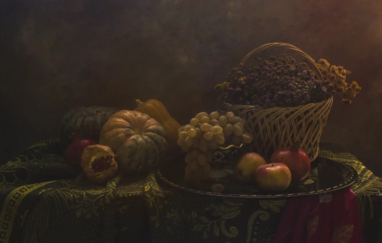 Фото обои цветы, стол, яблоки, букет, виноград, тыквы, ткань, фрукты