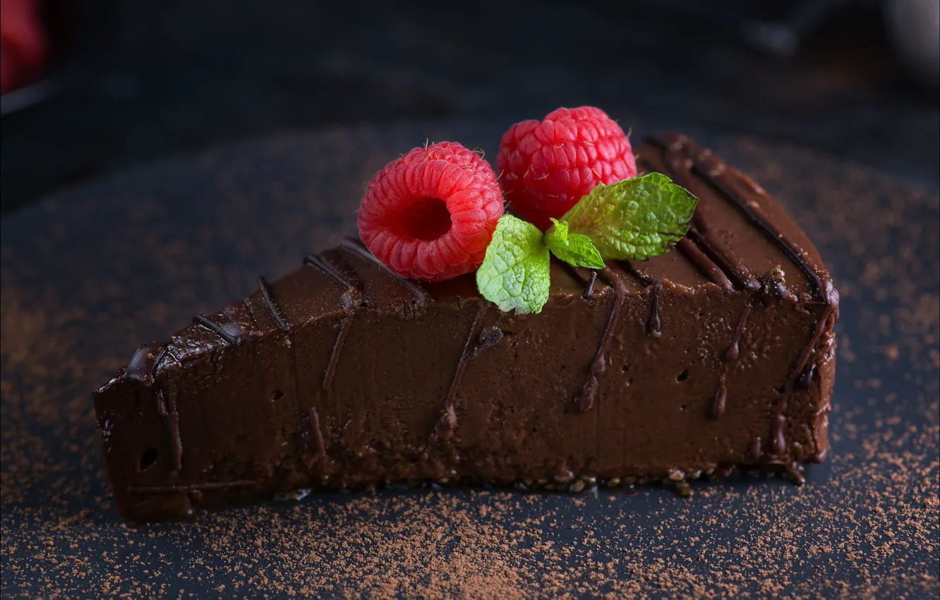 Фото обои ягоды, малина, стол, торт, пирожное, мята, крем, шоколадный