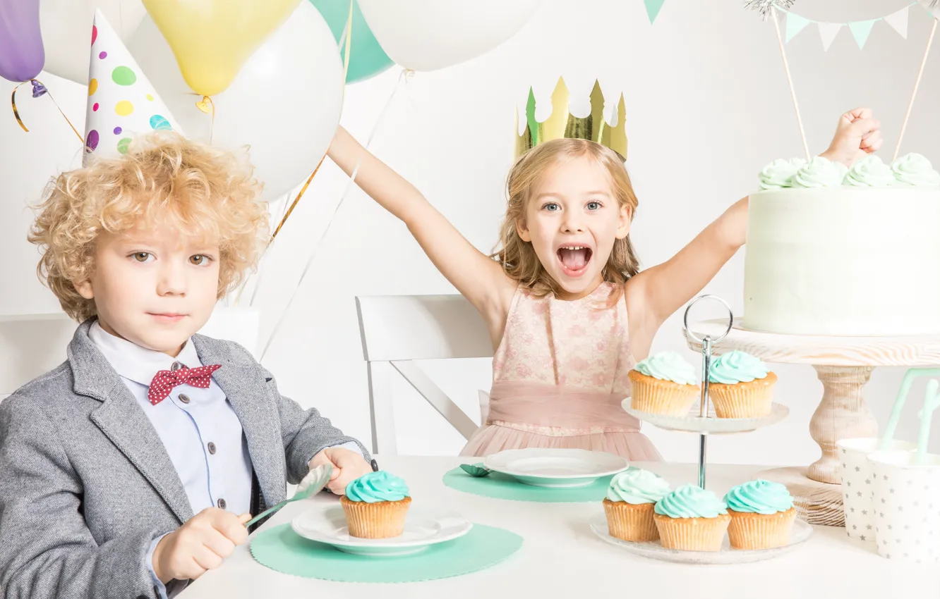 Фото обои шарики, дети, воздушные шары, праздник, мальчик, девочка, торт, кексы