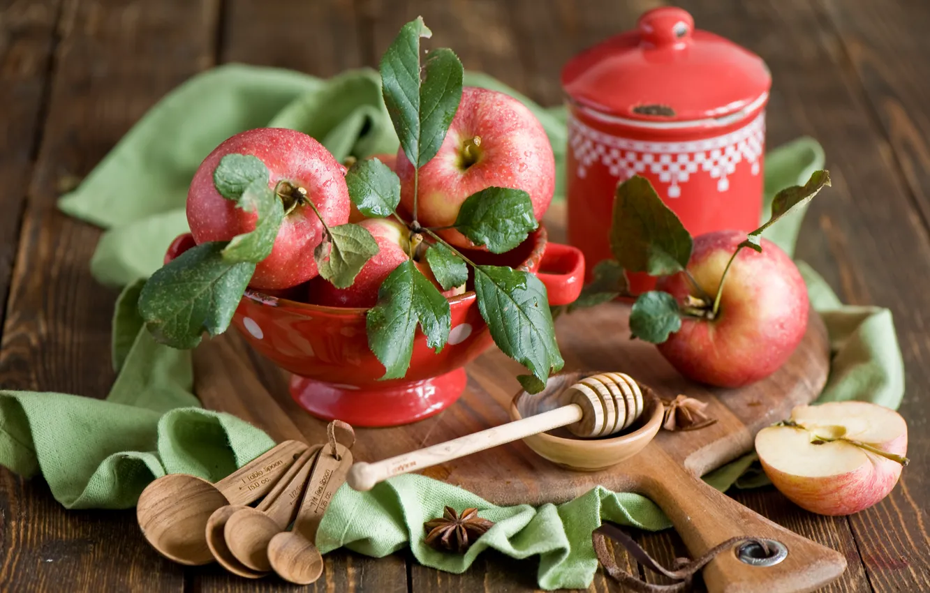 Фото обои осень, капли, яблоки, ложка, посуда, красные, доска, фрукты